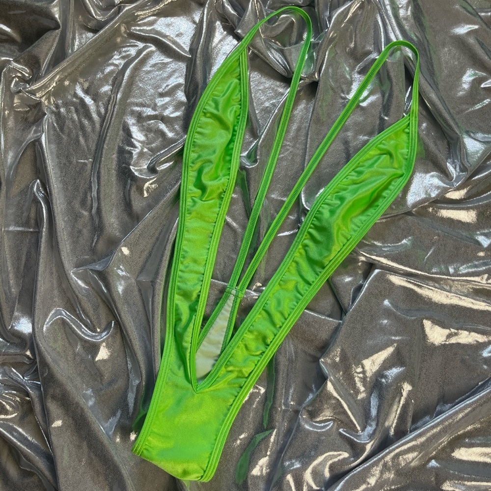 💚 NWOT 💚 BODYZONE Neon Green Slingshot 💚